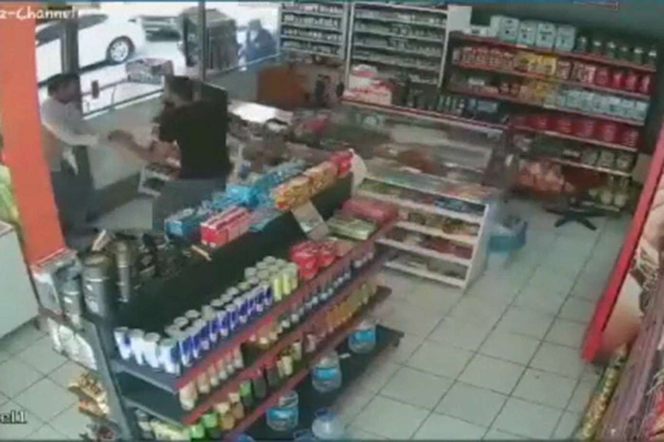 Elazığ’da bir market esnafının alışveriş yapan vatandaşlara saldırma anı kameralara yansıdı